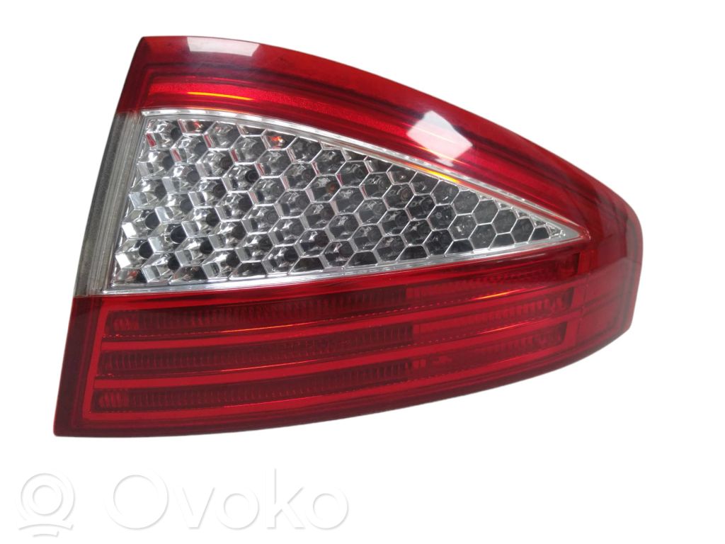 Ford Mondeo MK IV Aizmugurējais lukturis virsbūvē 