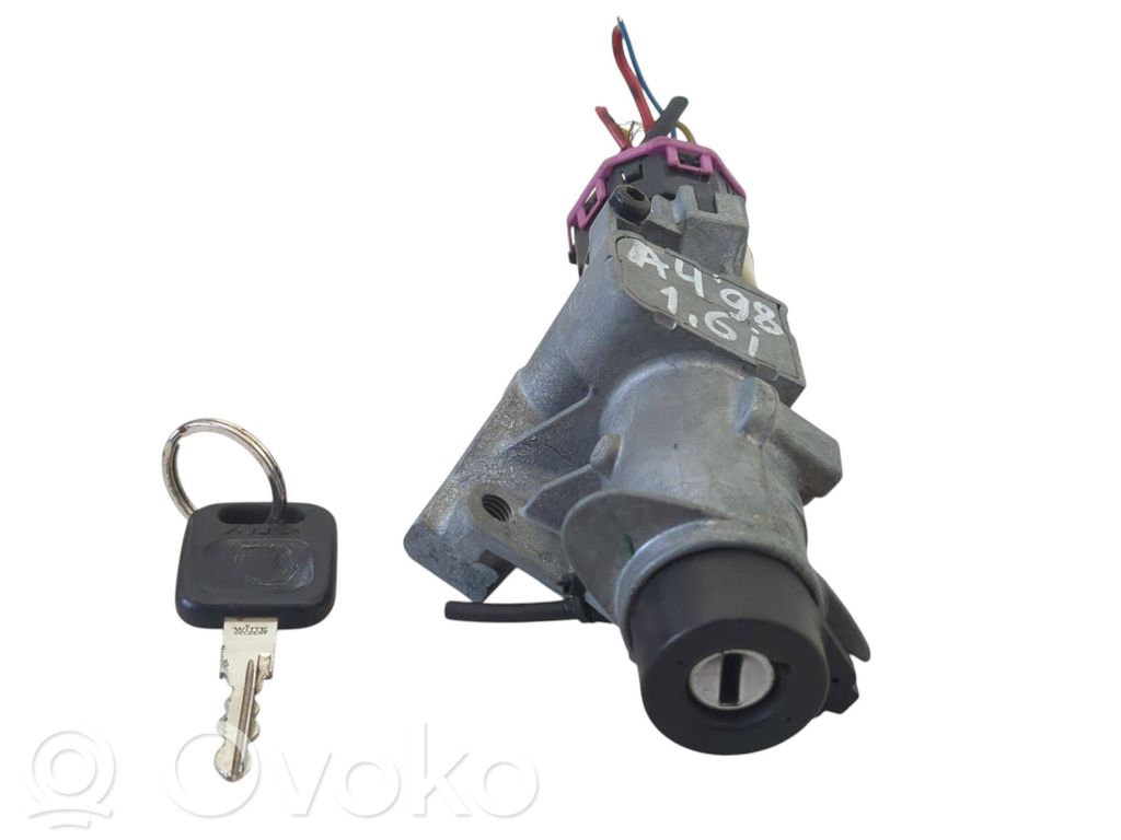Audi A4 S4 B5 8D Užvedimo spynelė 