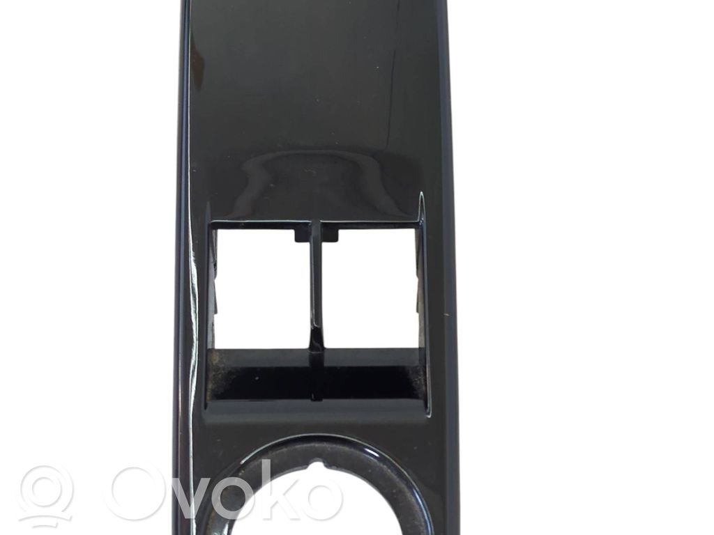 Renault Clio IV Front door window switch trim 