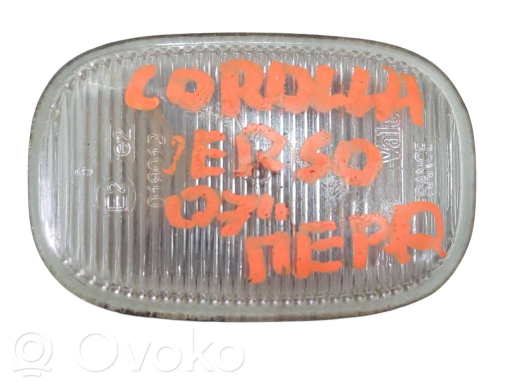Toyota Corolla Verso AR10 Front fender indicator light 