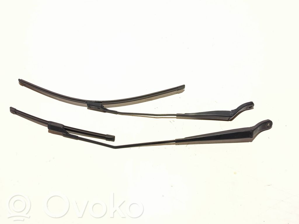 Peugeot 208 I Front wiper blade arm 