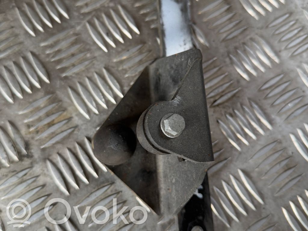 Gearbox mounting bracket