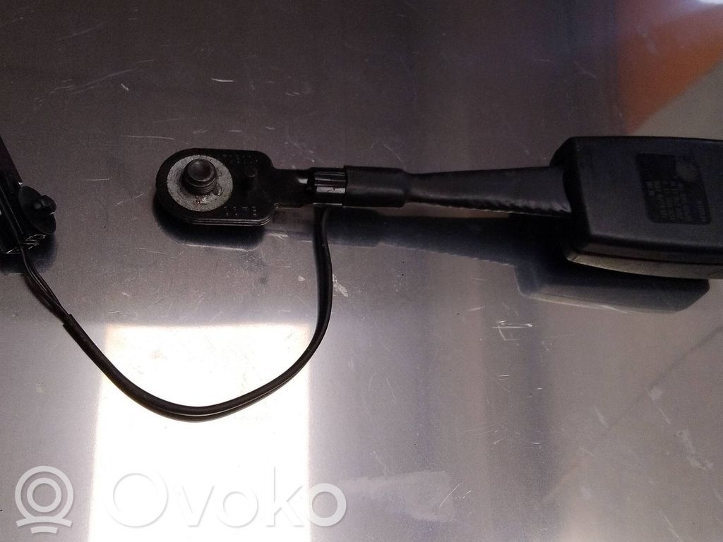 Opel Astra J Klamra przedniego pasa bezpieczeństwa 