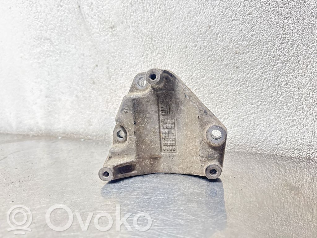 Opel Zafira A Engine mounting bracket 
