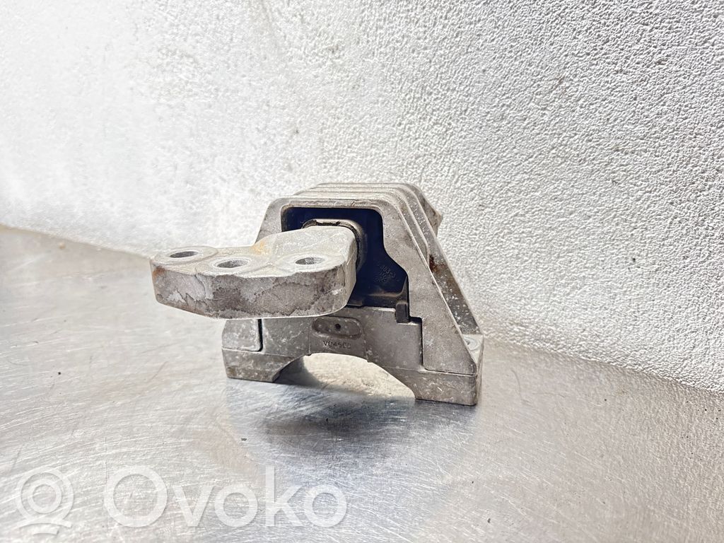 Engine mount bracket   V04652