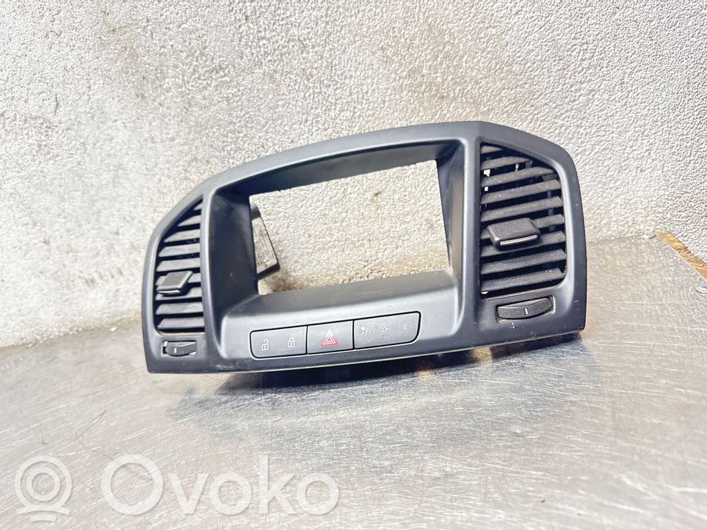 Opel Insignia A Dysze / Kratki środkowego nawiewu deski rozdzielczej 