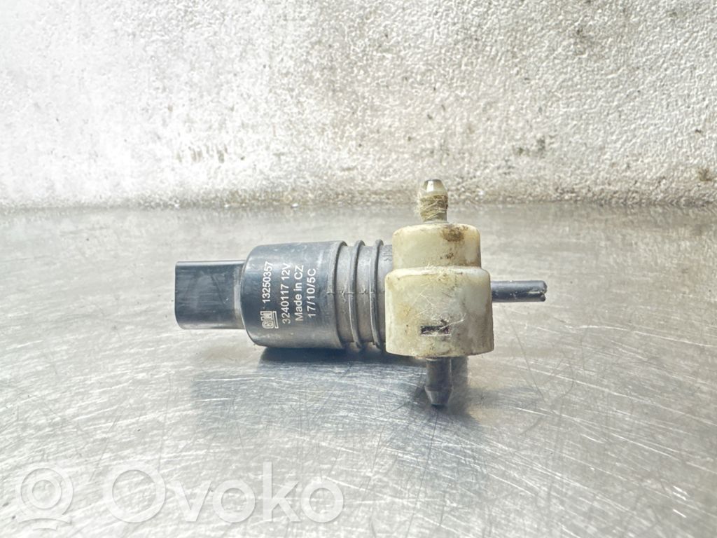 Opel Insignia A Windscreen/windshield washer pump 