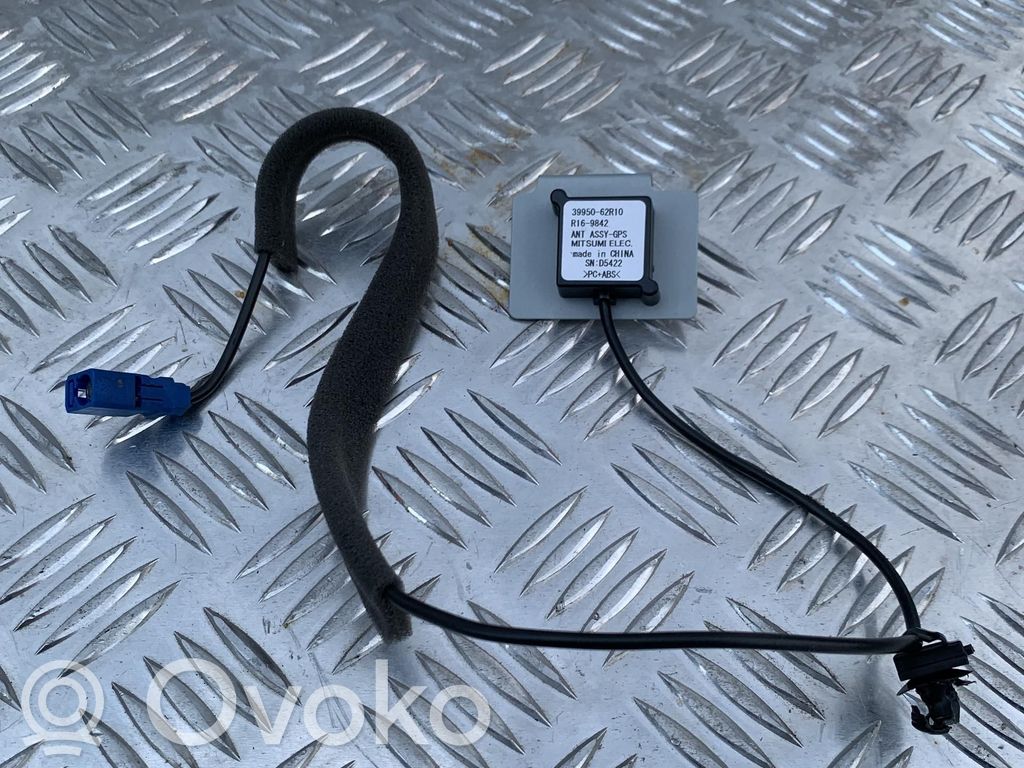 Suzuki Ignis GPS-pystyantenni 