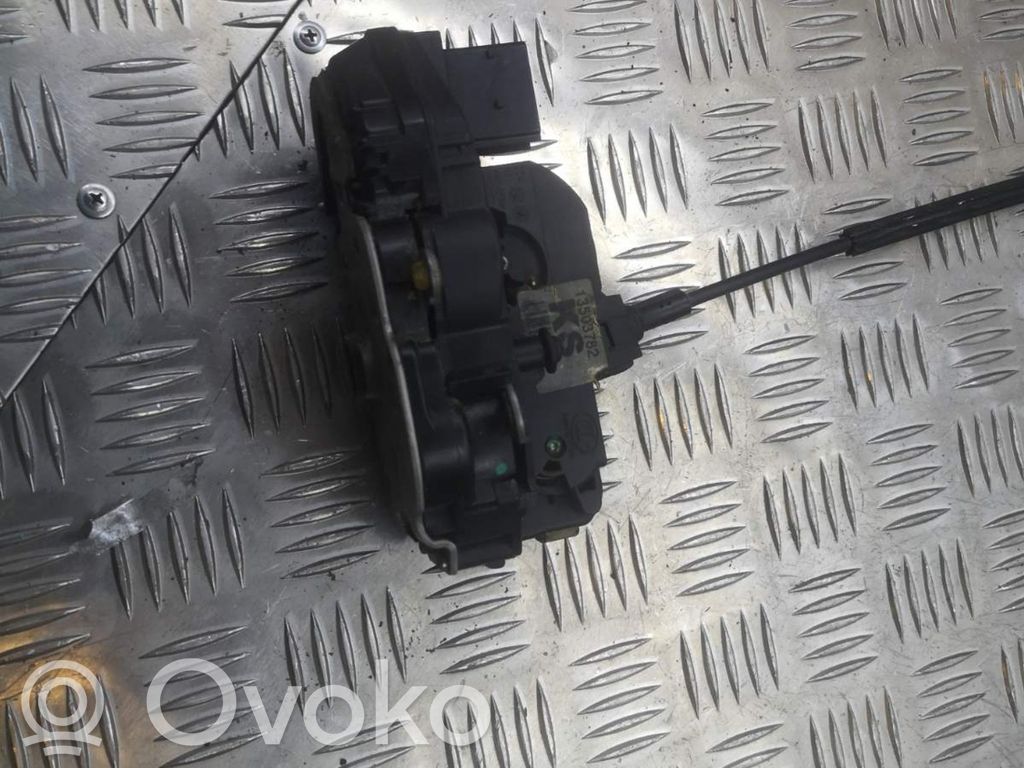 Opel Insignia A Front door lock 