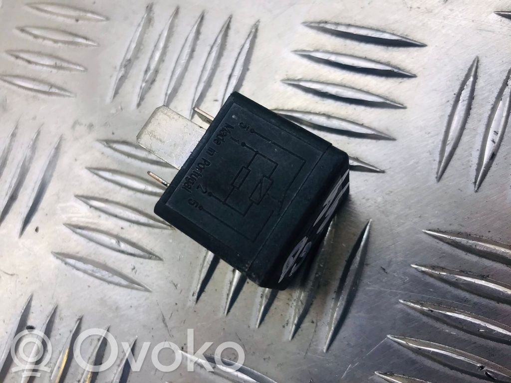 Volkswagen PASSAT B6 Muu rele 