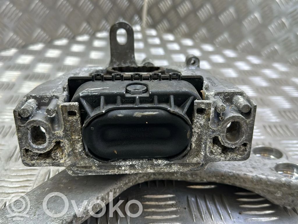 Volkswagen PASSAT B8 Engine mount bracket 