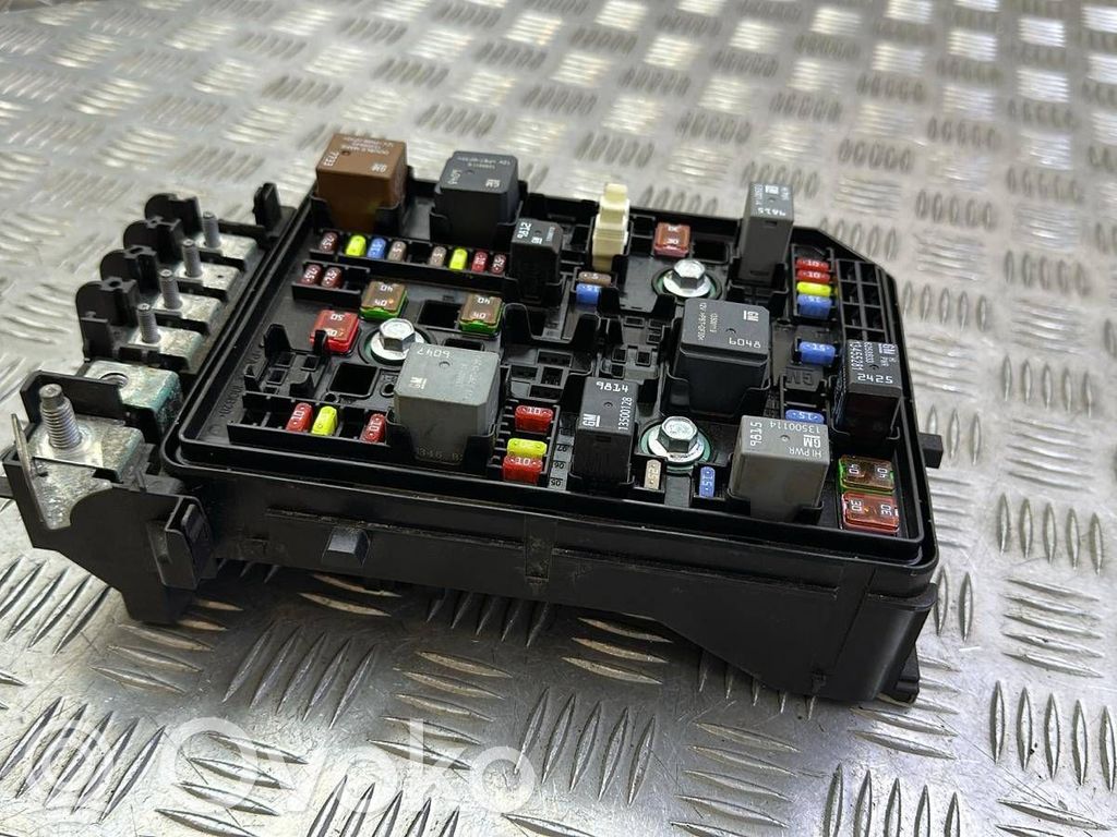 Opel Astra K Fuse module 