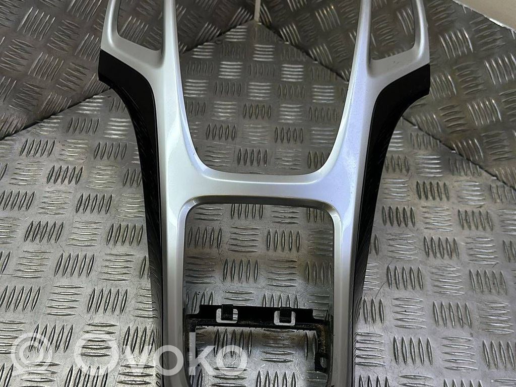 Opel Astra J Moldura de la unidad delantera de radio/GPS 