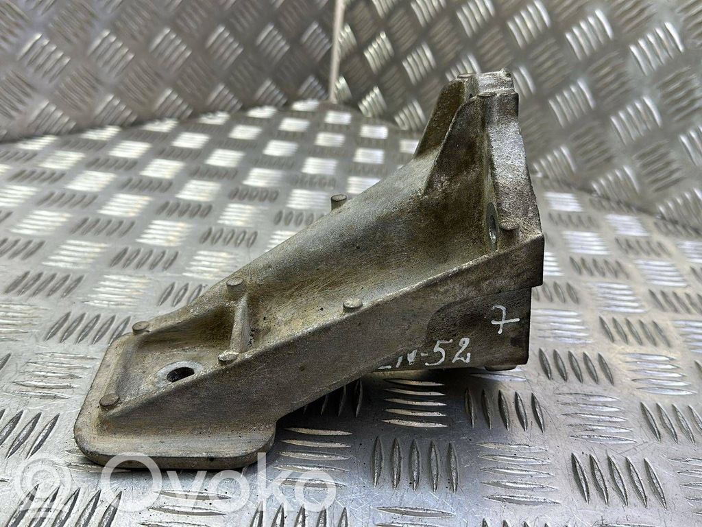 Land Rover Discovery 4 - LR4 Engine mounting bracket 