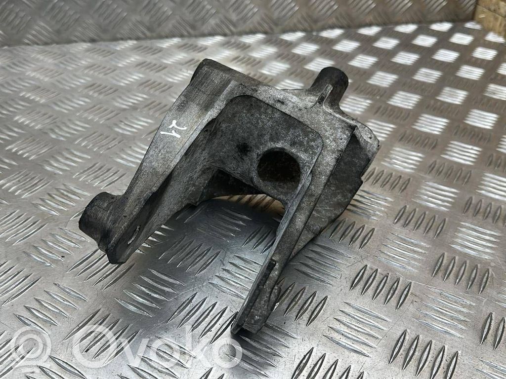 Chevrolet Captiva Engine mounting bracket 