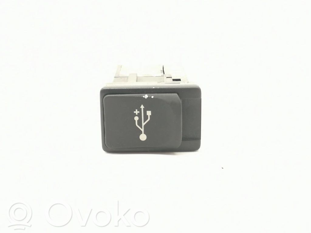 Toyota Yaris USB-pistokeliitin 