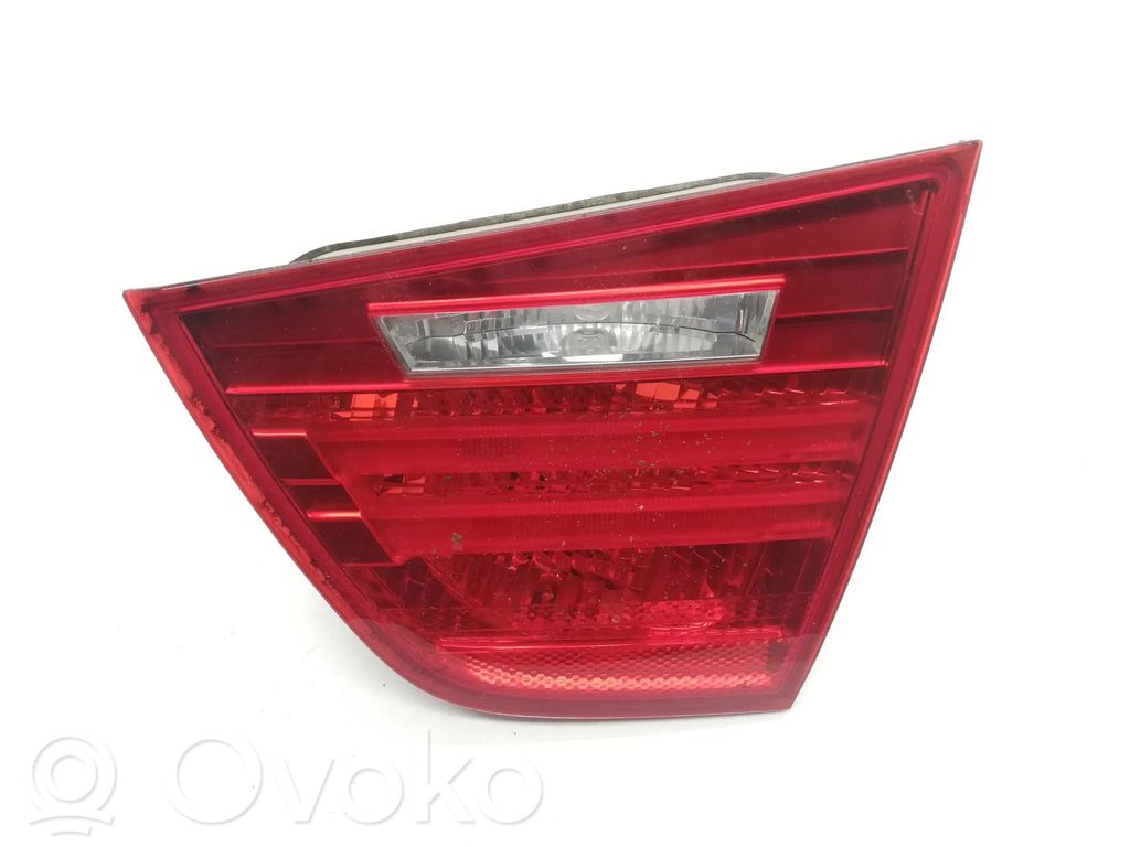 BMW 3 E90 E91 Aizmugurējais lukturis pārsegā 