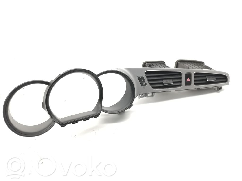KIA Ceed Lango oro grotelės 