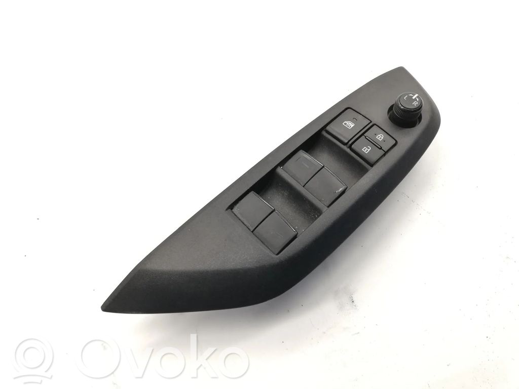 Toyota Yaris XP210 Interruptor del elevalunas eléctrico 