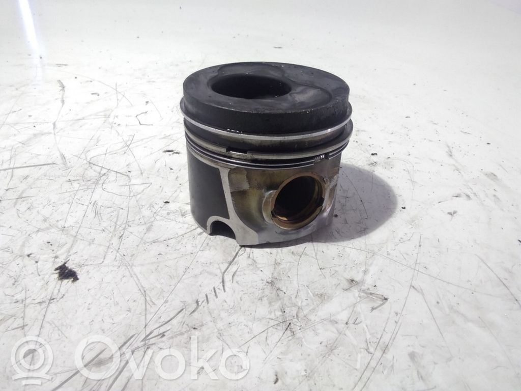 Volkswagen PASSAT B6 Piston 