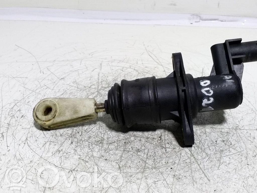Audi A4 S4 B5 8D Kupplungsgeberzylinder 