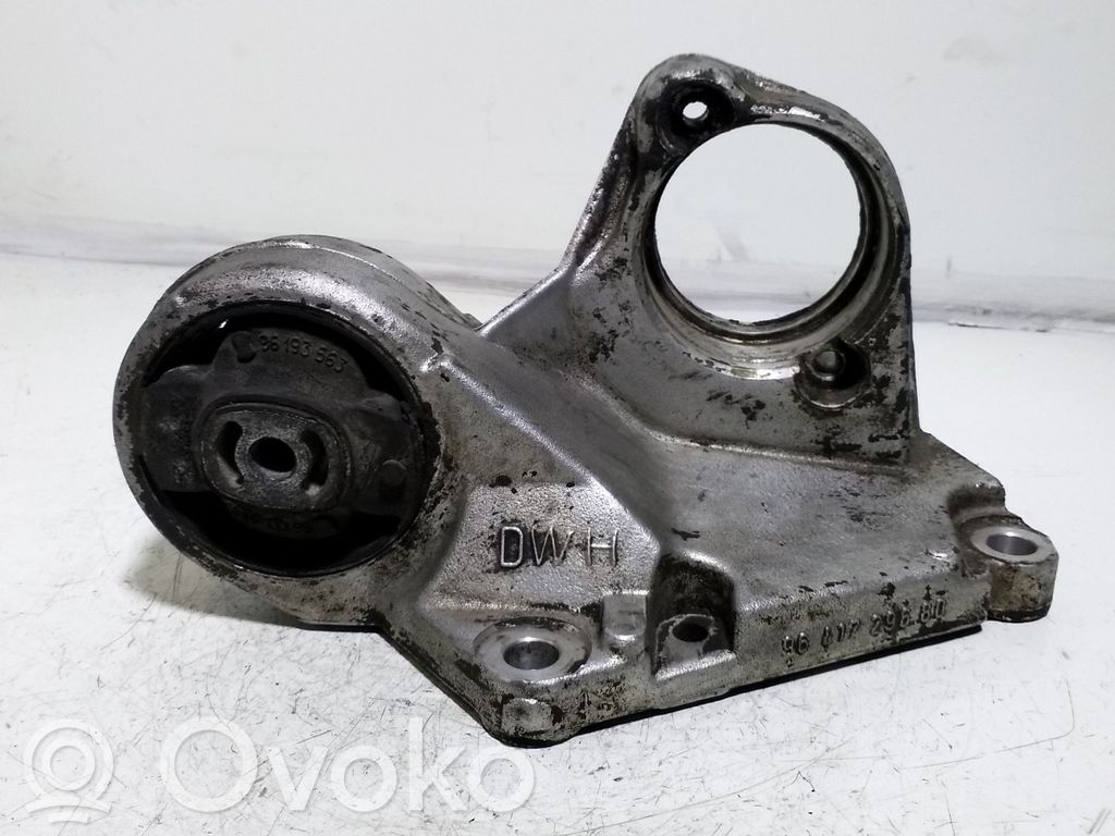 Peugeot 206 Engine mount bracket 