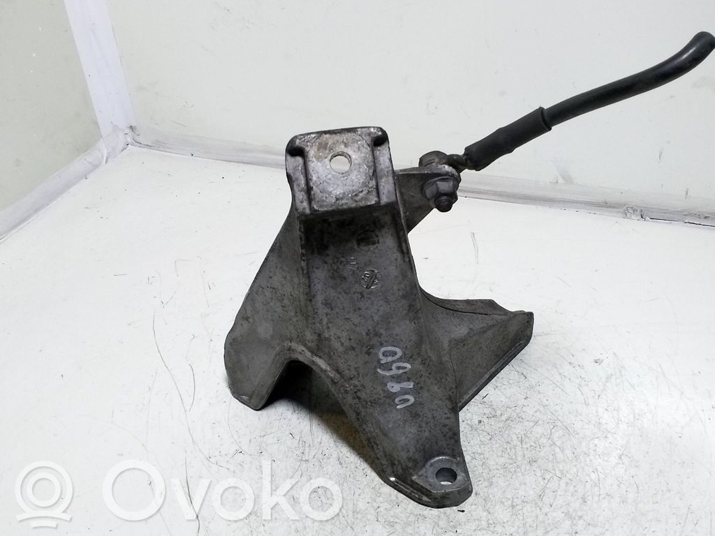 Volkswagen PASSAT B5.5 Engine mounting bracket 