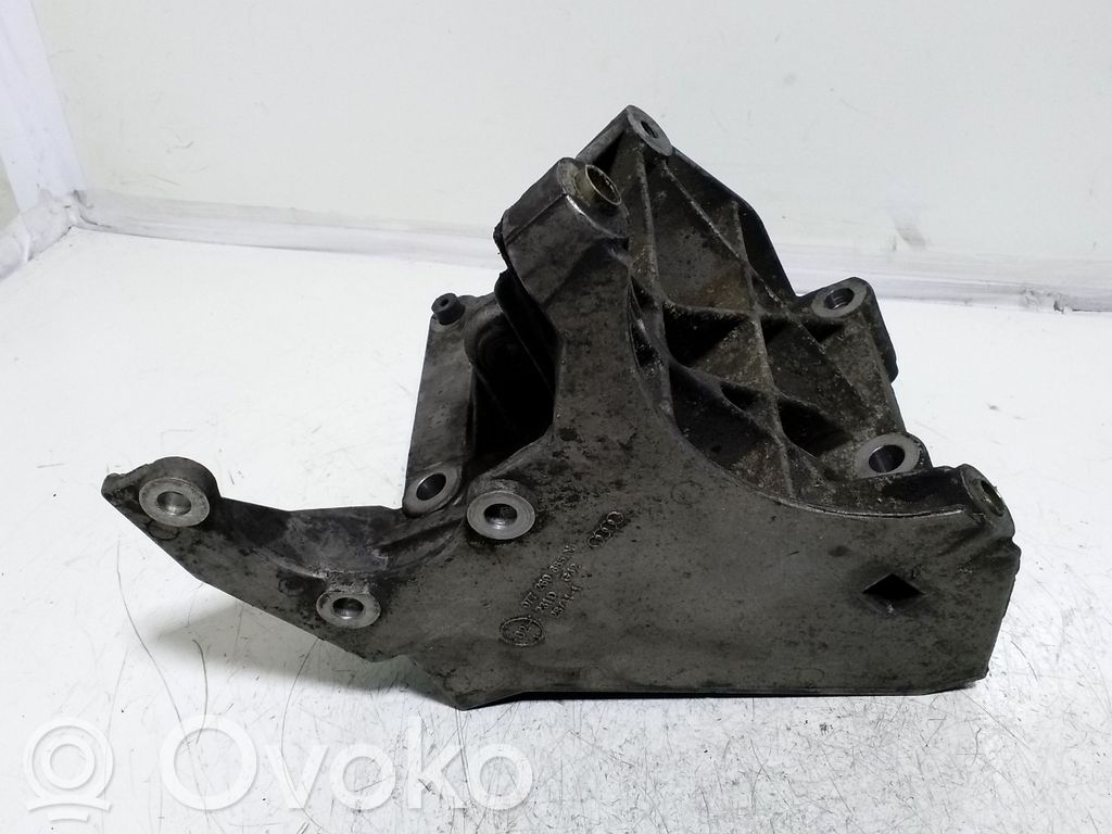 Audi A8 S8 D3 4E Engine mounting bracket 