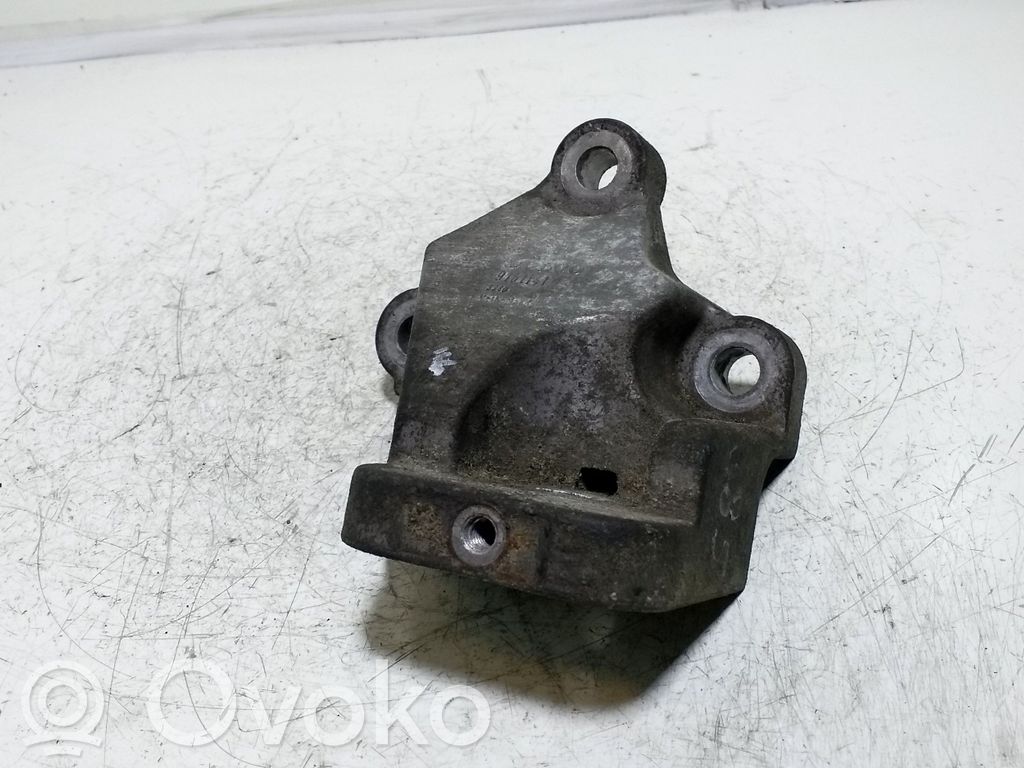 Volvo S60 Engine mounting bracket 