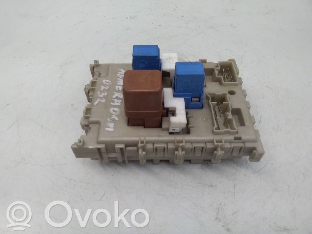 Nissan Almera N16 Ramka / Moduł bezpieczników 