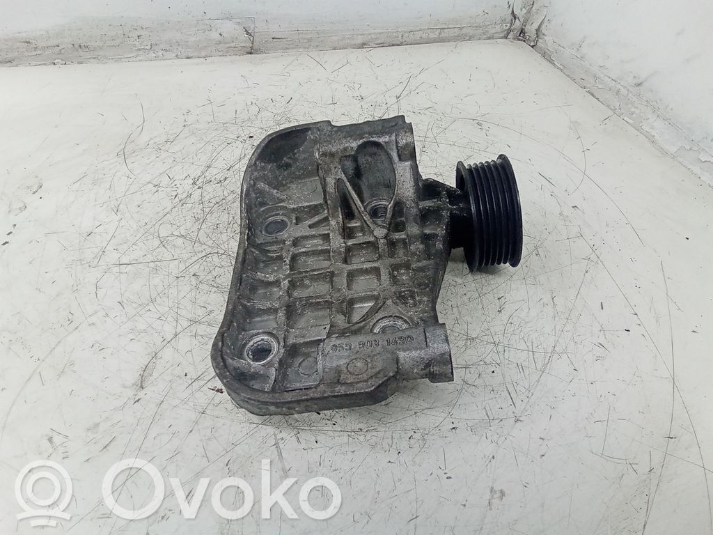 Audi Q7 4L Generator/alternator bracket 