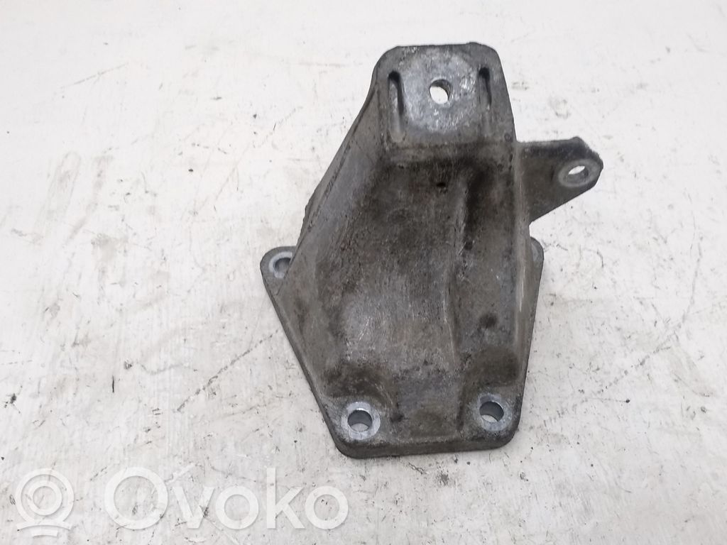 Engine mounting bracket   8D0199308D