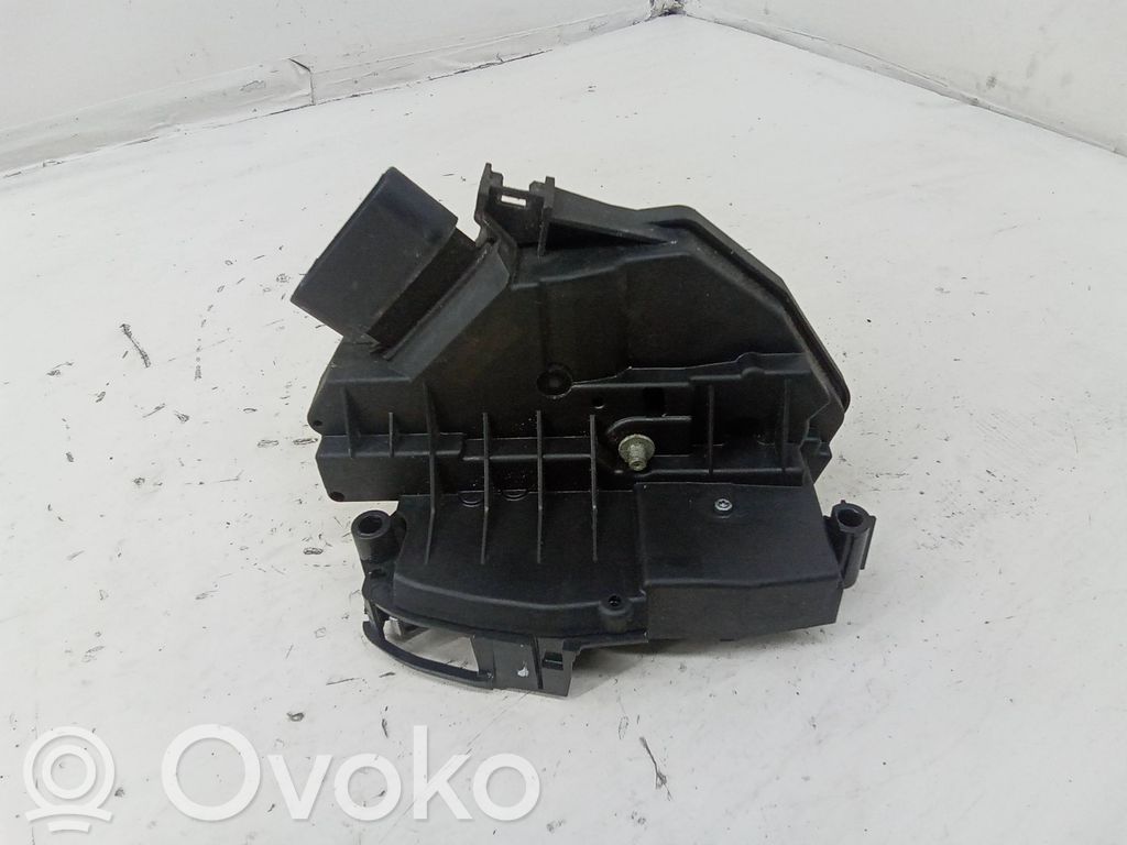 Ford Mondeo MK V Priekšpusē slēdzene 