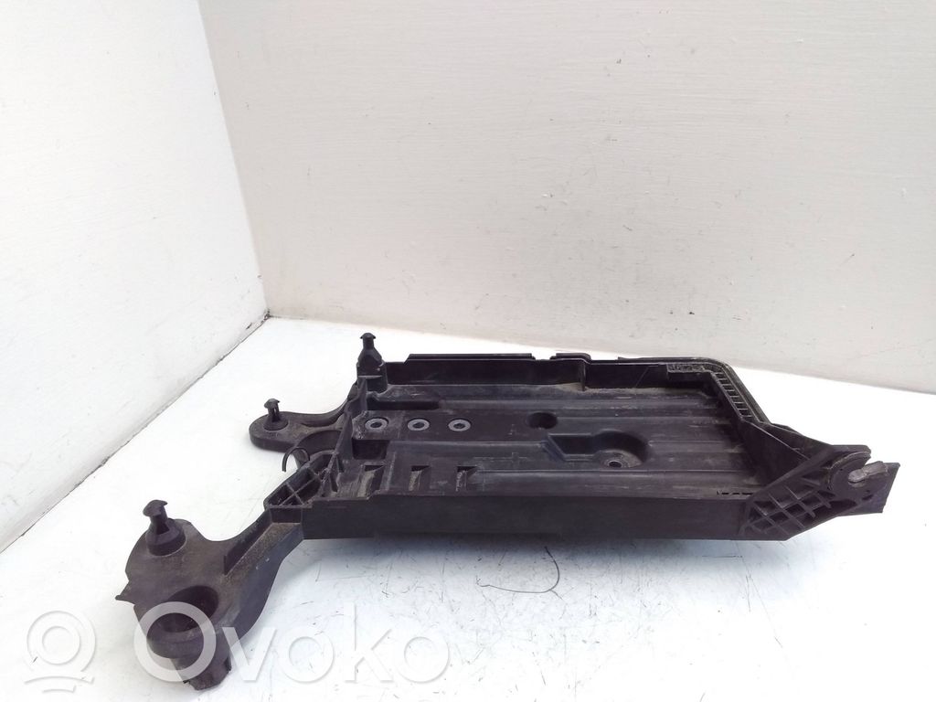 Volkswagen PASSAT B8 Vassoio batteria