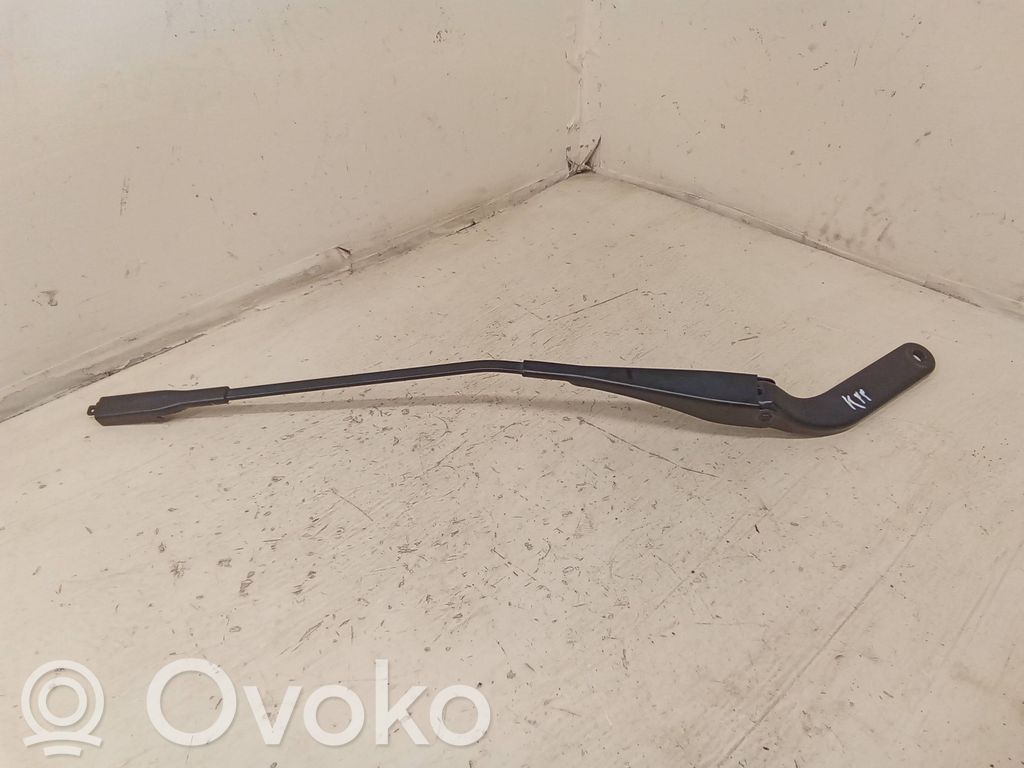 BMW 1 E82 E88 Front wiper blade arm 
