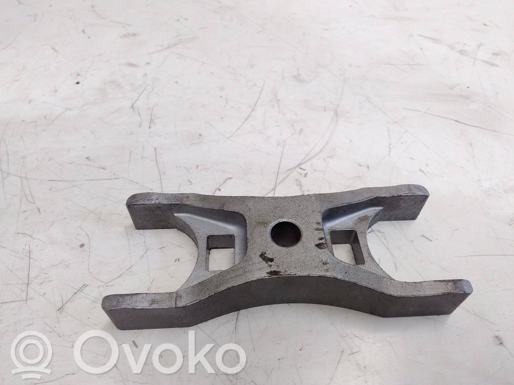 Abrazadera del inyector de combustible   04L216