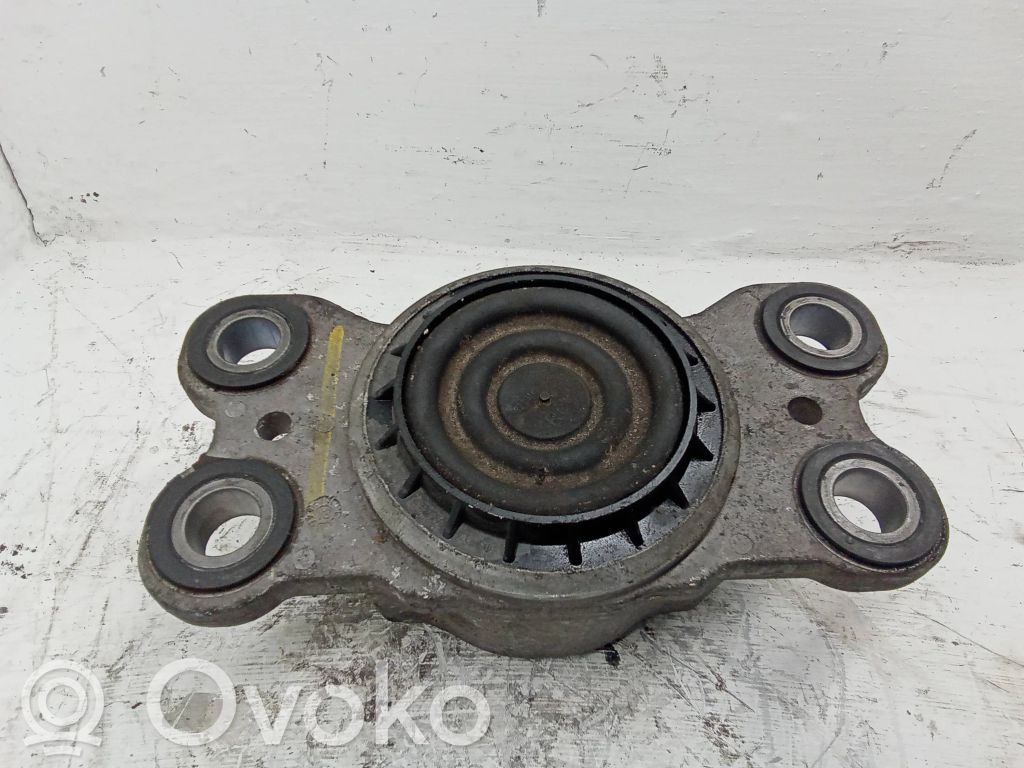 Volvo V70 Engine mount bracket 