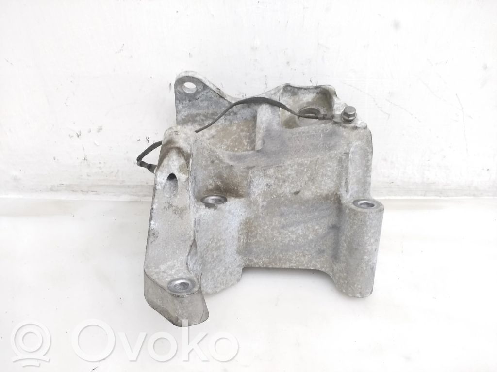 Volvo XC60 Engine mounting bracket 