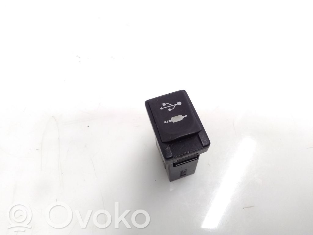 Toyota Avensis T270 USB socket connector 