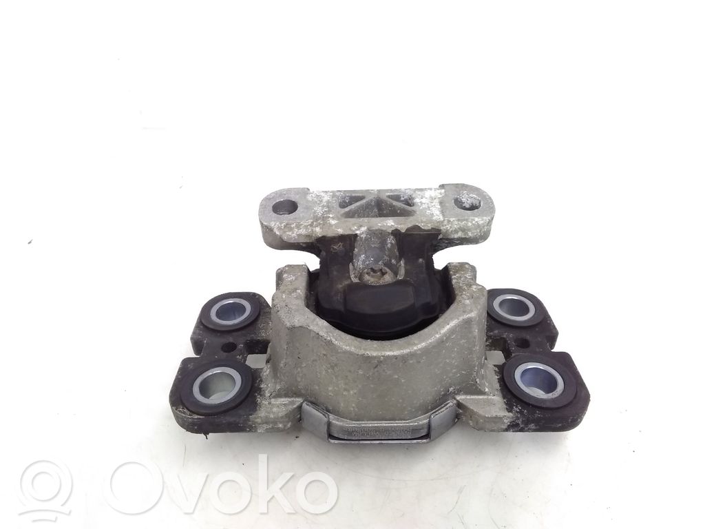 Volvo XC70 Engine mount bracket 