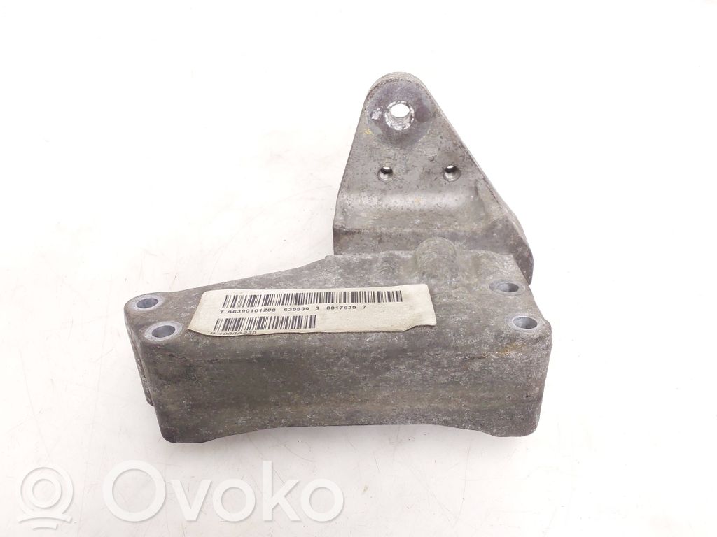 Mitsubishi Colt Engine mounting bracket 