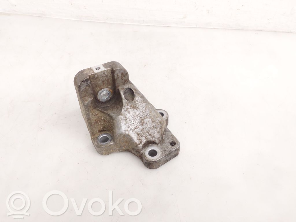 Volvo XC90 Engine mounting bracket 