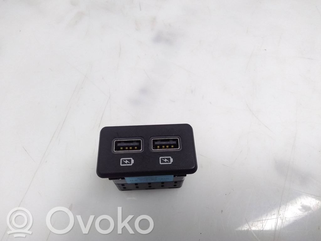 Peugeot 3008 II Enchufe conector USB 