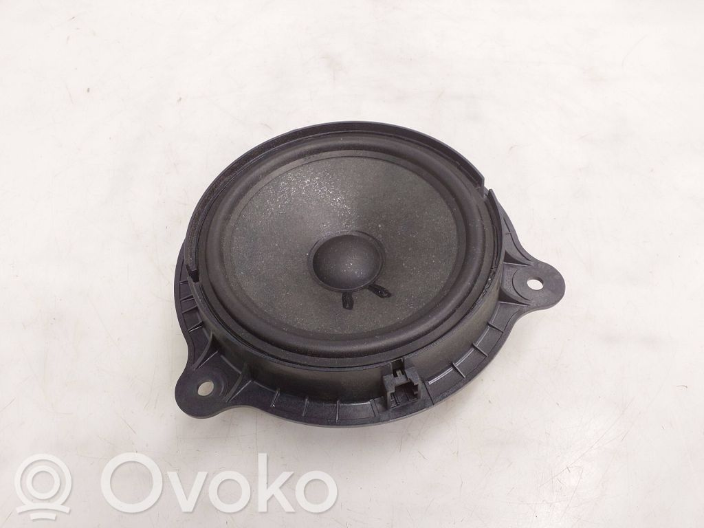 Etuoven kaiutin