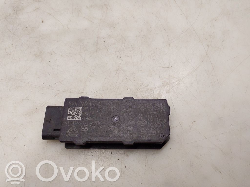 Volkswagen Tiguan Keyless system antenna 