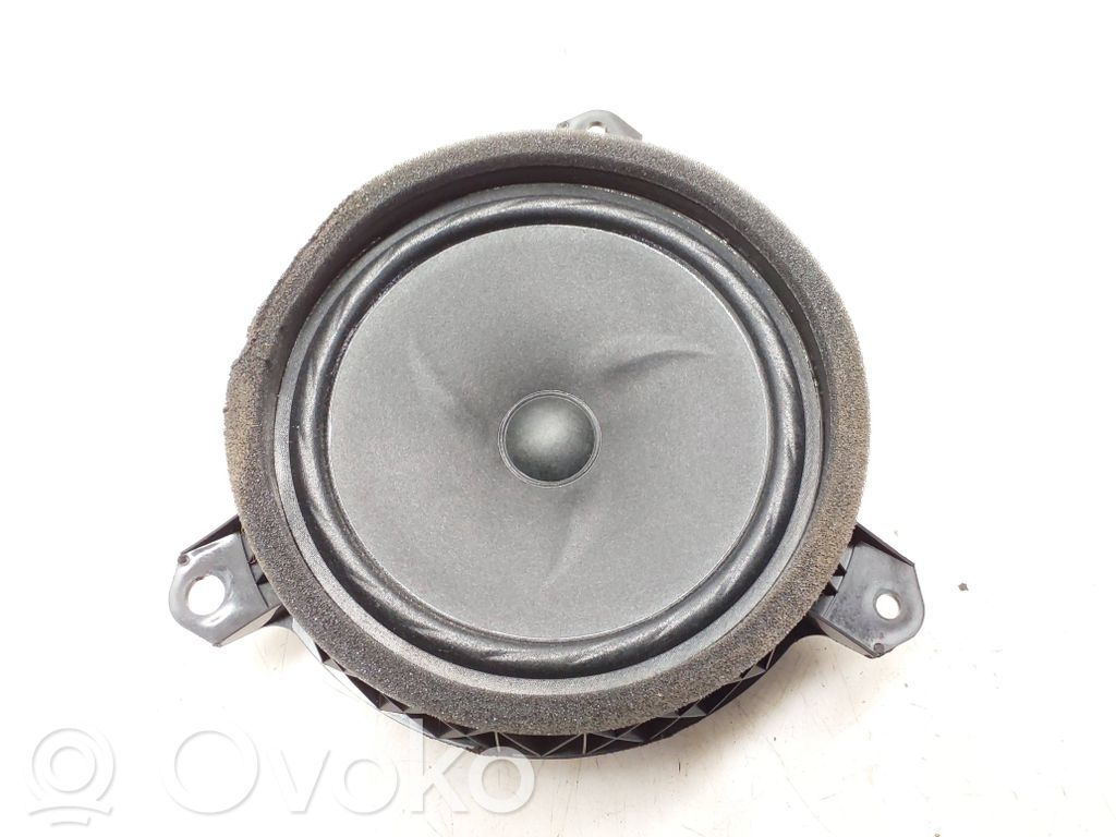 Lexus UX Enceinte de porte arrière