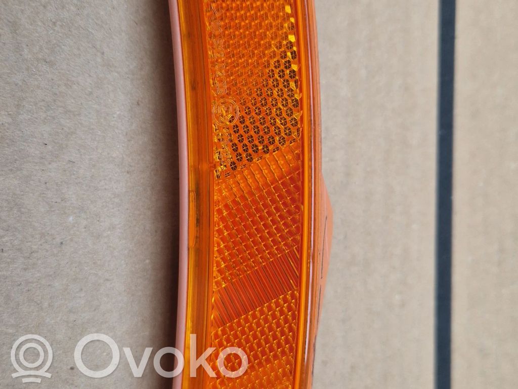 Front reflector   68229423AA