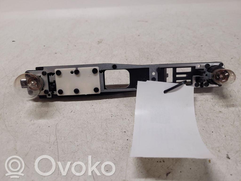 Citroen C5 Takavalon polttimon suojan pidike 