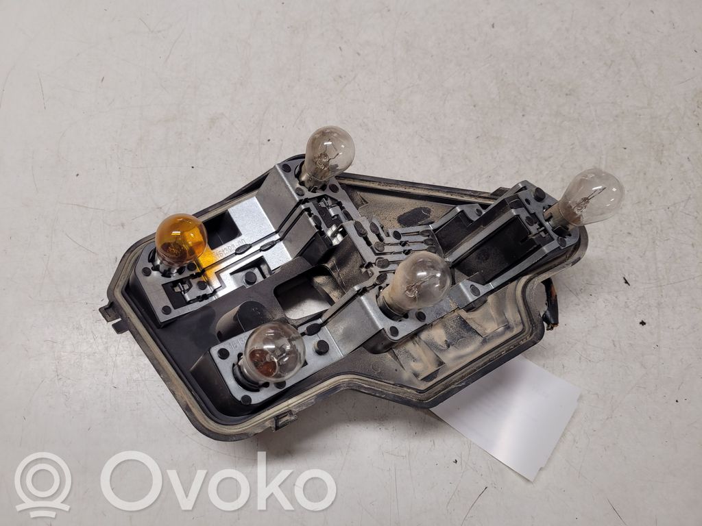 Opel Astra H Cubierta del soporte de la lámpara de la luz trasera 