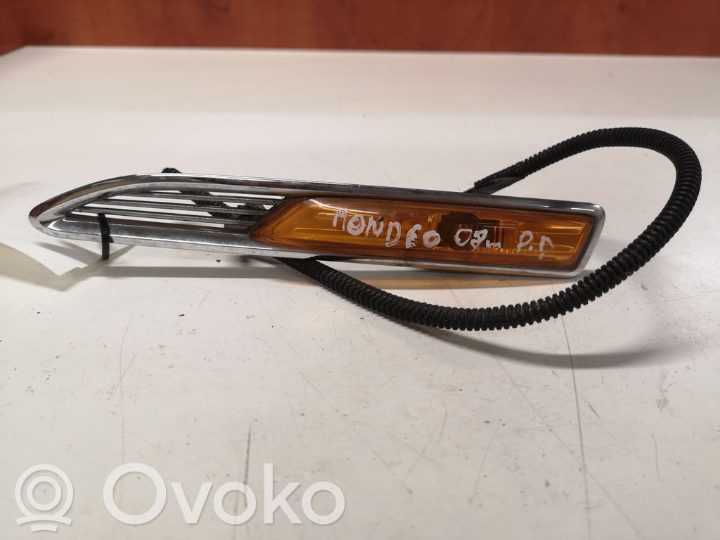Ford Mondeo MK IV Front fender indicator light 